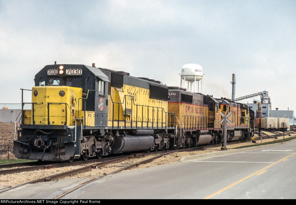 CNW 7030, UPB 4296, UP 9019, switching the Cold Storage plant